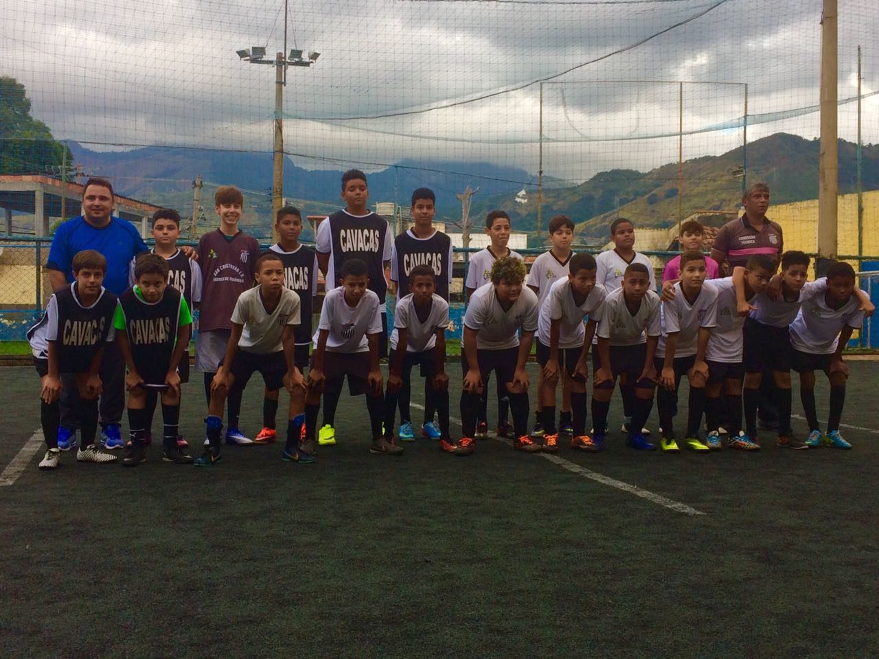 Times da Escolinha do Tio Alexandre e do adversário perfilados antes de partida em campo