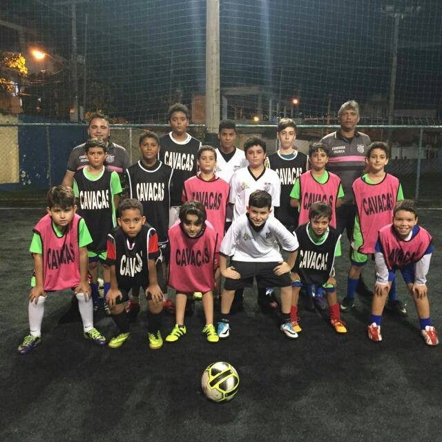 Treino noturno da unidade Abolição da Escolinha do Tio Alexandre com coletes de treino